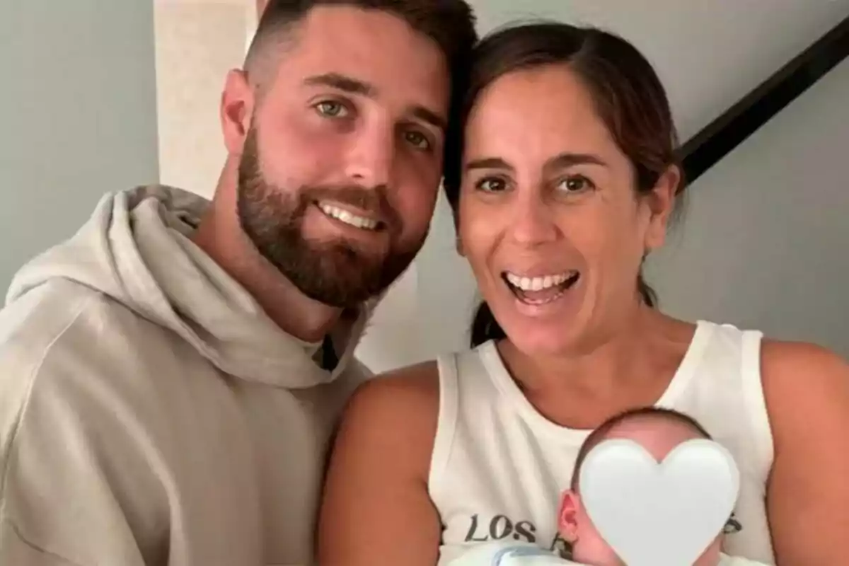 Anabel Pantoja i David Rodríguez somrient posen amb un nadó el rostre del qual està cobert per un emoji de cor. Anabel Pantoja i David Rodríguez somrient posen amb un nadó el rostre del qual està cobert per un emoji de cor.