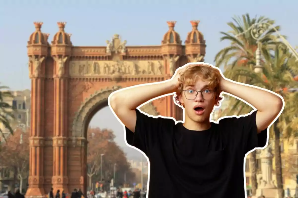 Un jove amb expressió de sorpresa es troba davant d'un arc monumental en un entorn urbà amb palmeres.