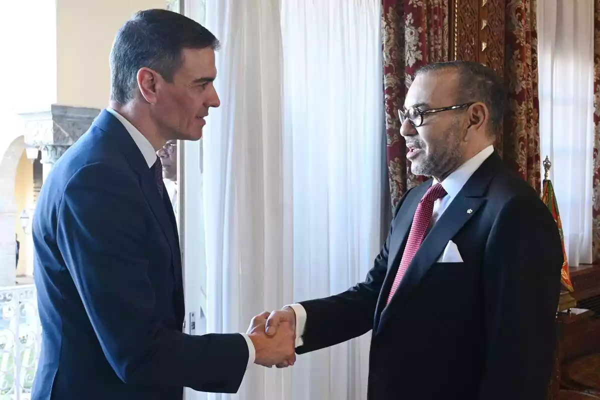 El president del Govern espanyol, Pedro Sánchez (i), i el rei del Marroc, Mohammad VI (d), se saluden amb motiu del primer viatge oficial de Sánchez d'aquesta legislatura al Marroc, el 21 de febrer del 2024, a Rabat El president del Govern espanyol, Pedro Sánchez (i), i el rei del Marroc, Mohammad VI (d), se saluden amb motiu del primer viatge oficial de Sánchez d'aquesta legislatura al Marroc, el 21 de febrer del 2024, a Rabat