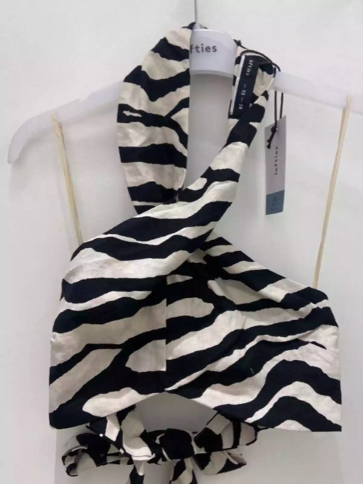 Plànol general del top d'estampat de zebra de Lefties Plànol general del top d'estampat de zebra de Lefties