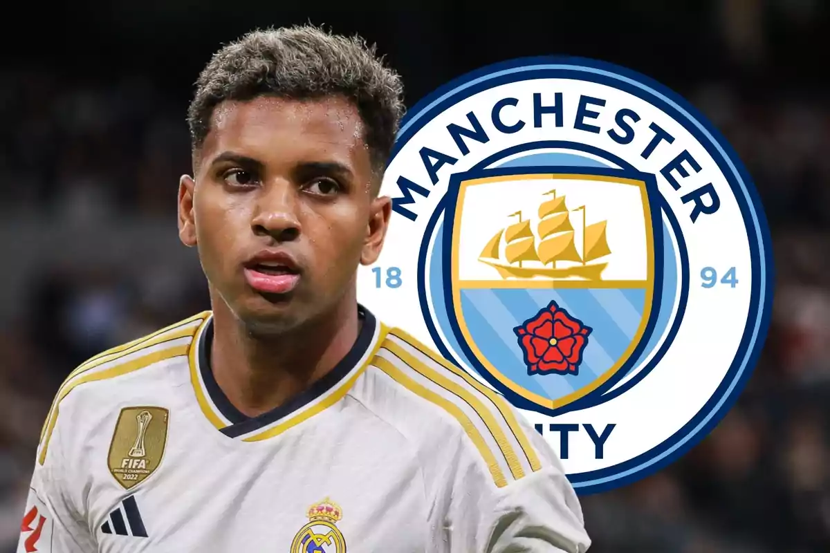 Rodrygo Goes mirant al capdavant amb l'escut del Manchester City al costat Rodrygo Goes mirant al capdavant amb l'escut del Manchester City al costat